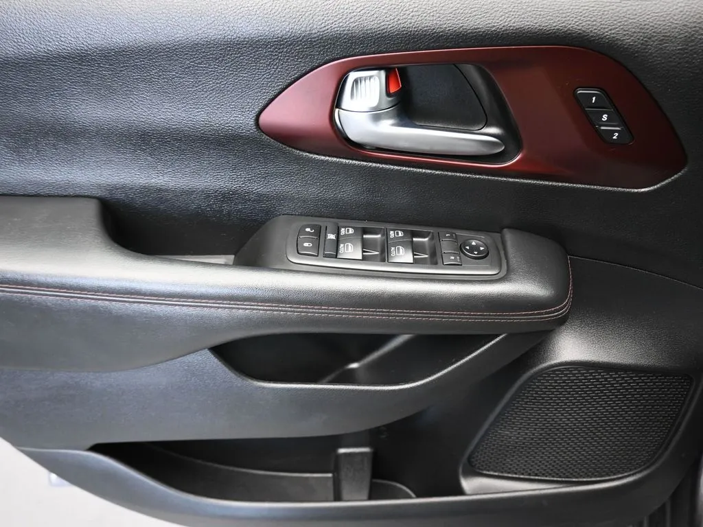 2020 Chrysler Pacifica Touring Plus photo 4