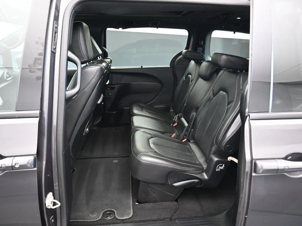 2020 Chrysler Pacifica Touring Plus photo 11