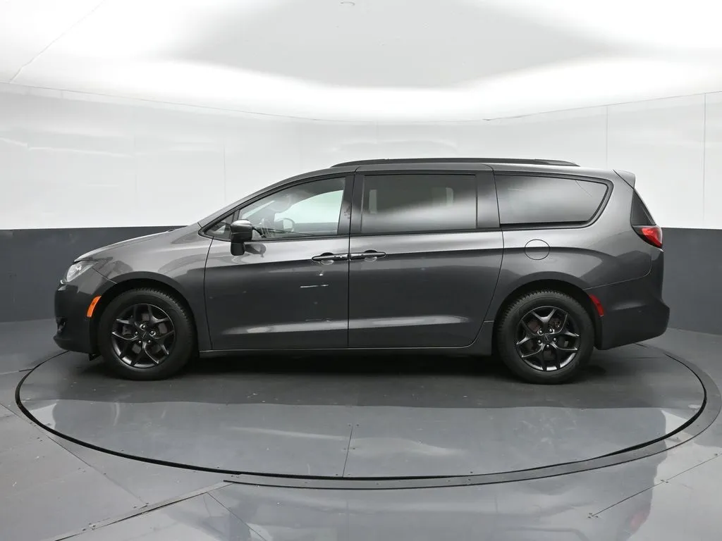 2020 Chrysler Pacifica Touring Plus photo 2