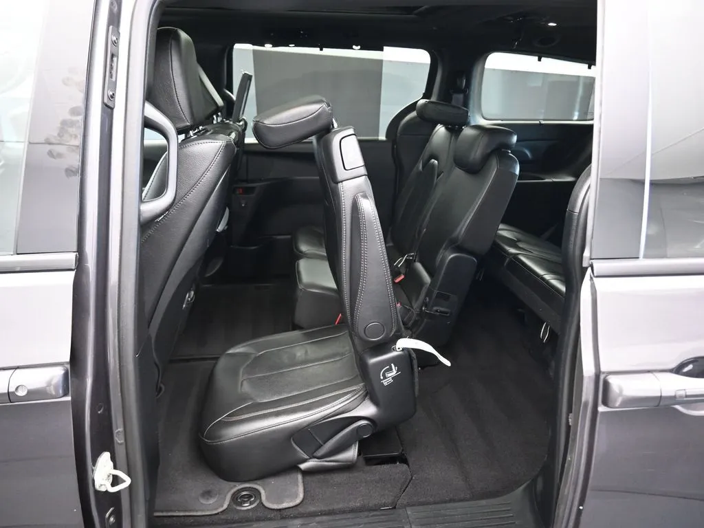 2020 Chrysler Pacifica Touring Plus photo 14