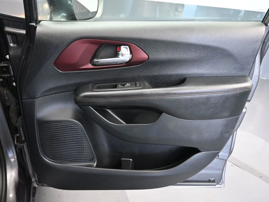 2020 Chrysler Pacifica Touring Plus photo 19