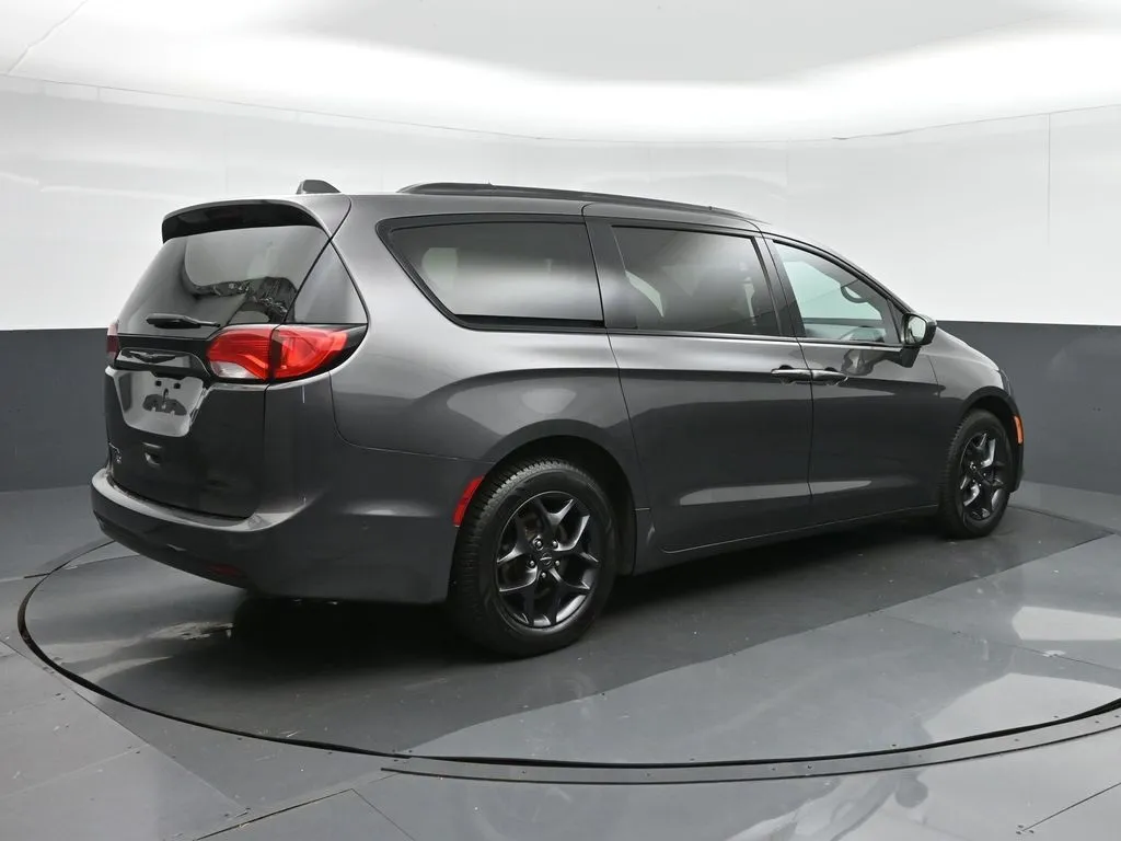 2020 Chrysler Pacifica Touring Plus photo 3