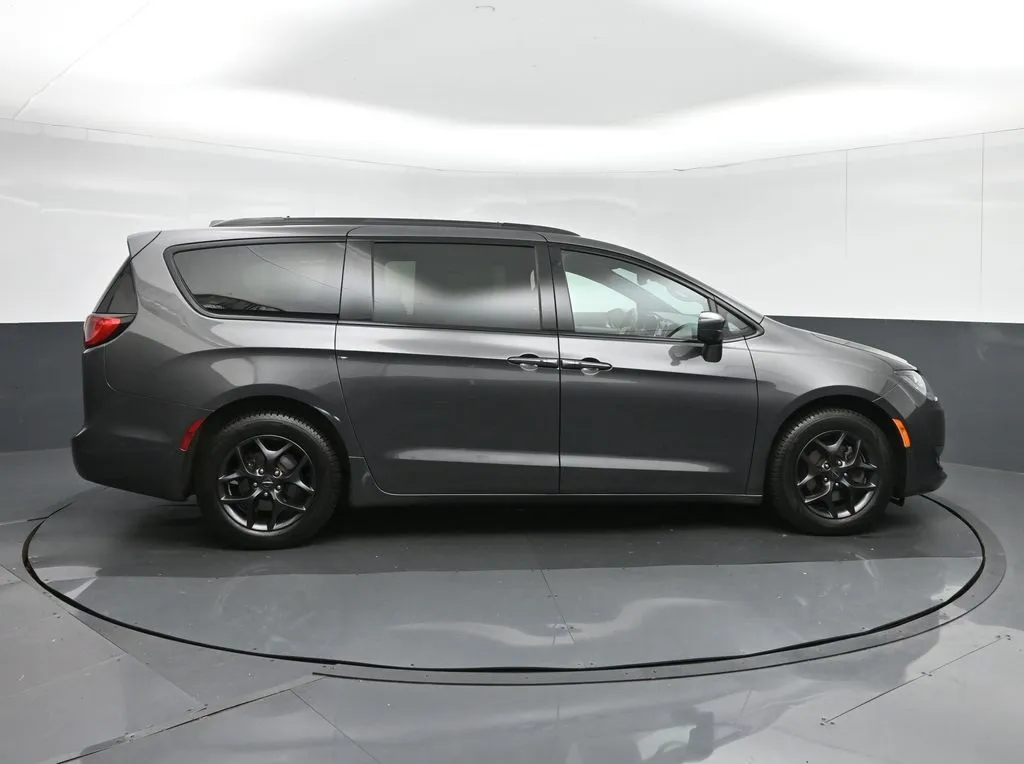 2020 Chrysler Pacifica Touring Plus photo 27