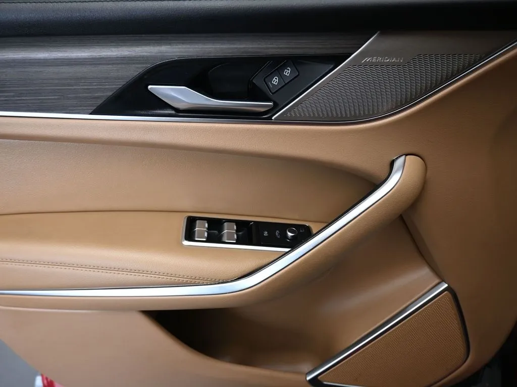 2023 Jaguar F-PACE P250 S photo 4