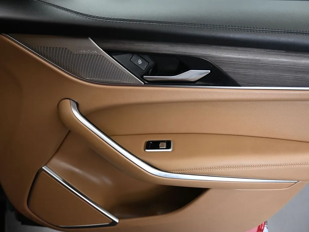 2023 Jaguar F-PACE P250 S photo 29