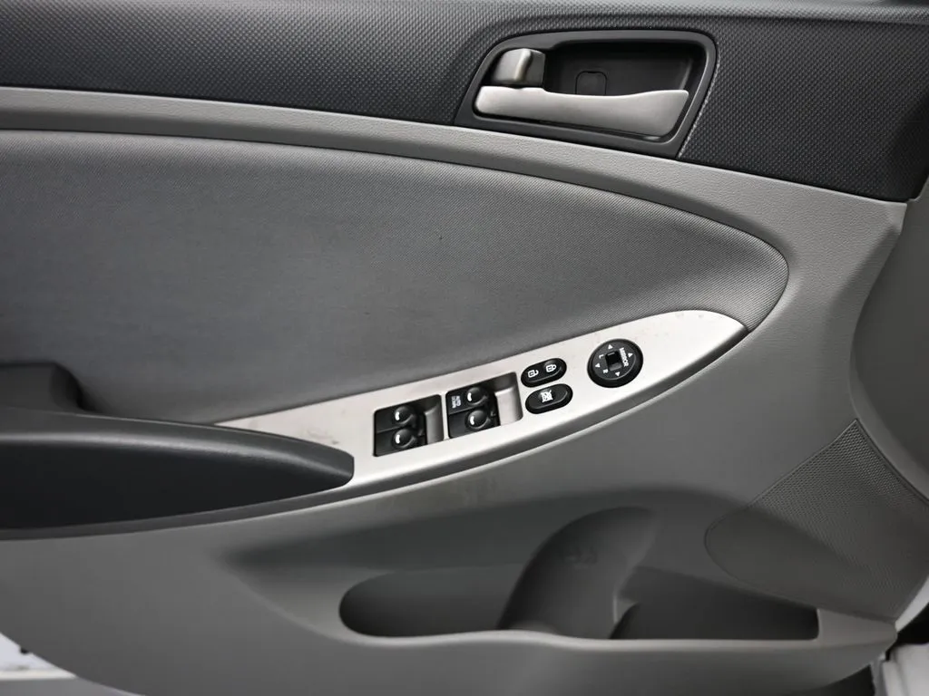 2015 Hyundai Accent GLS photo 4
