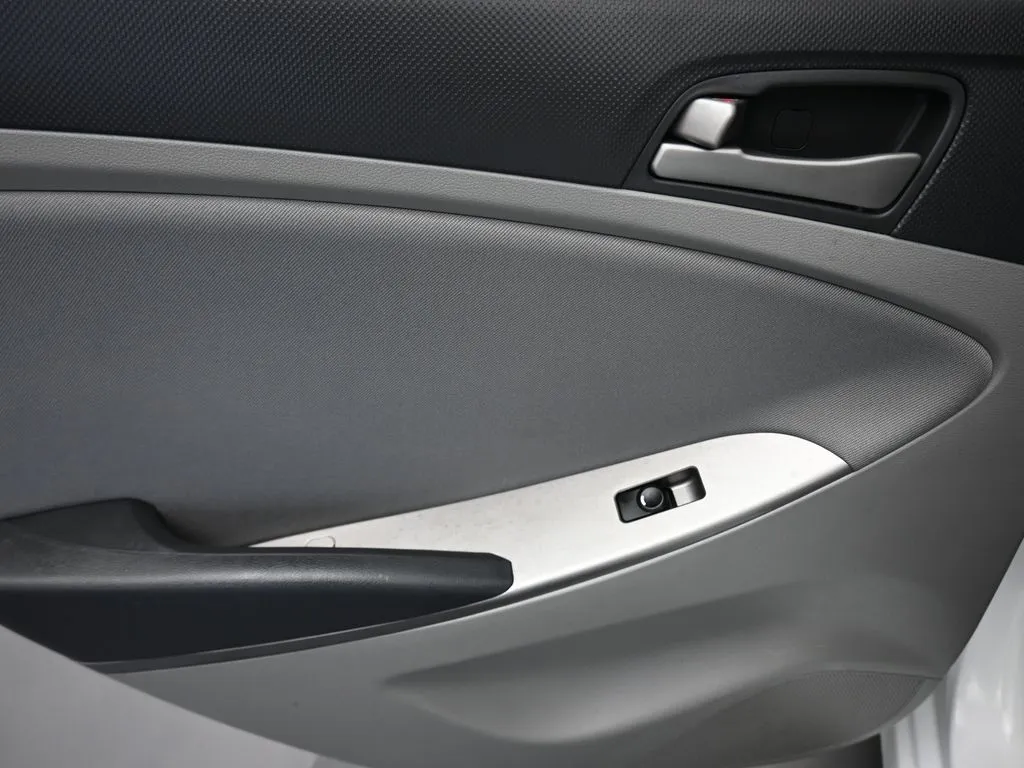 2015 Hyundai Accent GLS photo 23