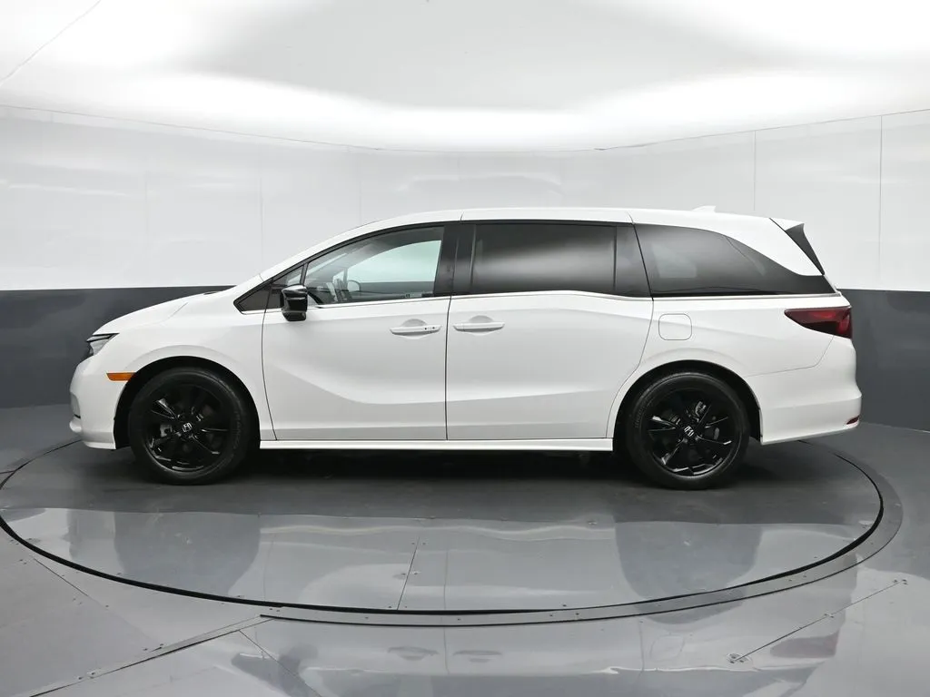 2023 Honda Odyssey Sport photo 2