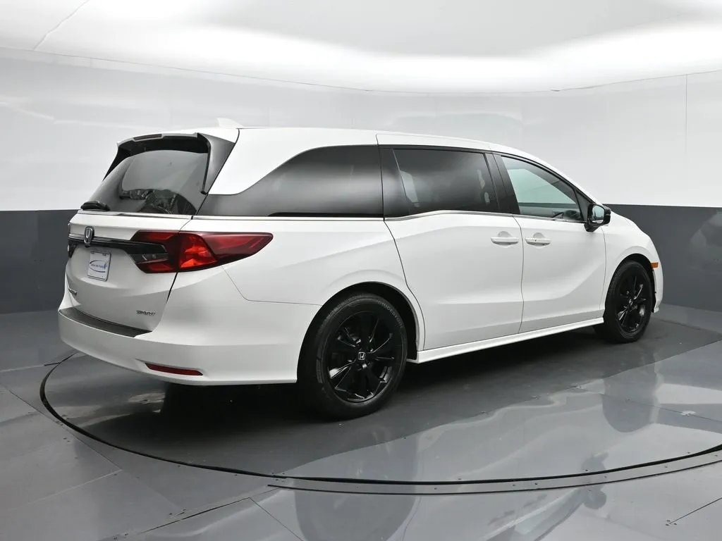 2023 Honda Odyssey Sport photo 3