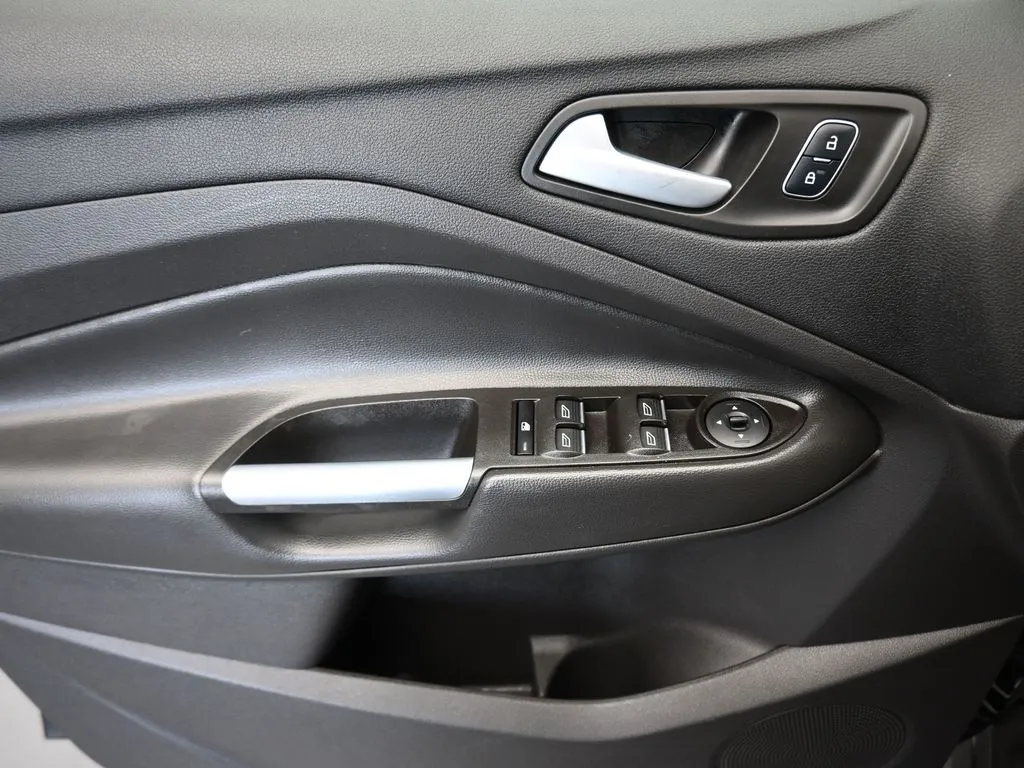 2017 Ford C-Max Hybrid SE photo 4