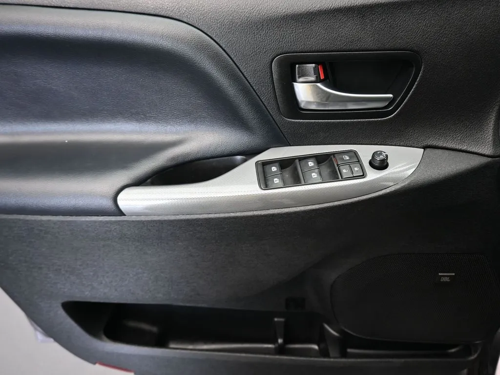 2020 Toyota Sienna SE Premium photo 4