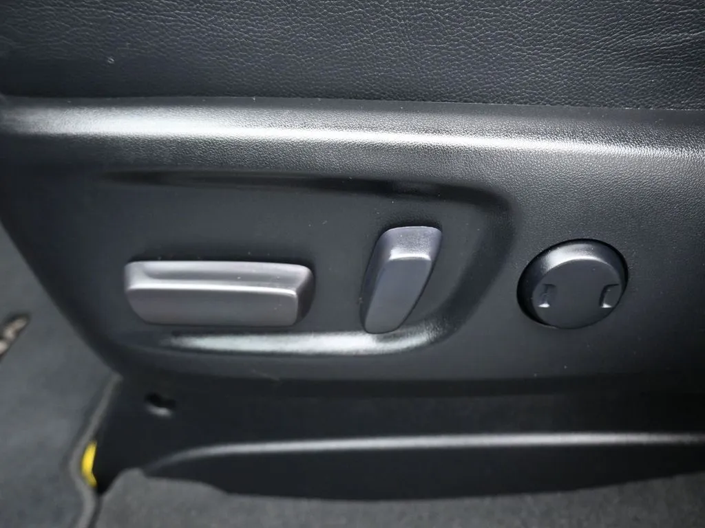 2020 Toyota Sienna SE Premium photo 5