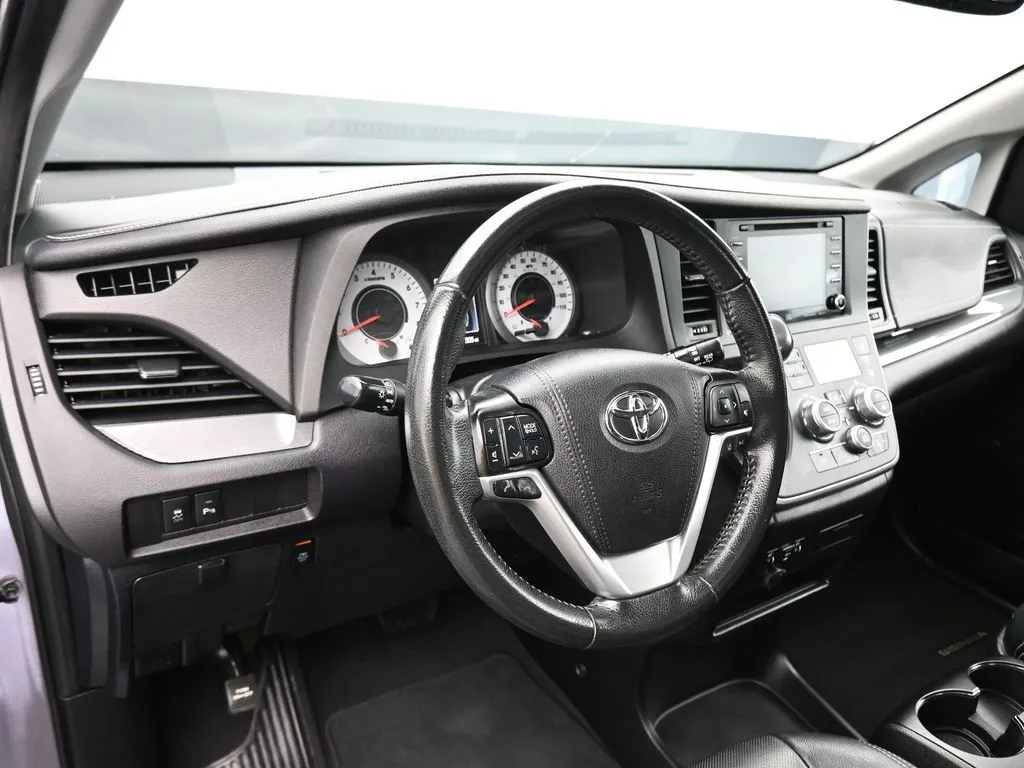 2020 Toyota Sienna SE Premium photo 27