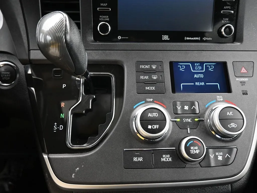 2020 Toyota Sienna SE Premium photo 7