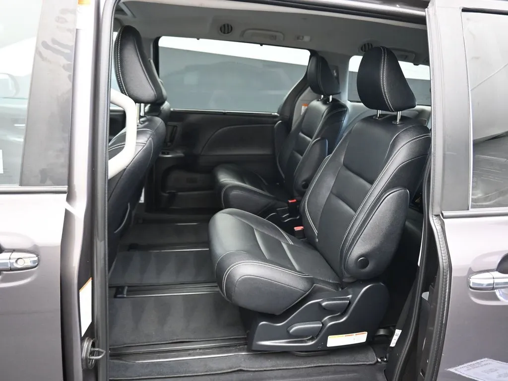 2020 Toyota Sienna SE Premium photo 10