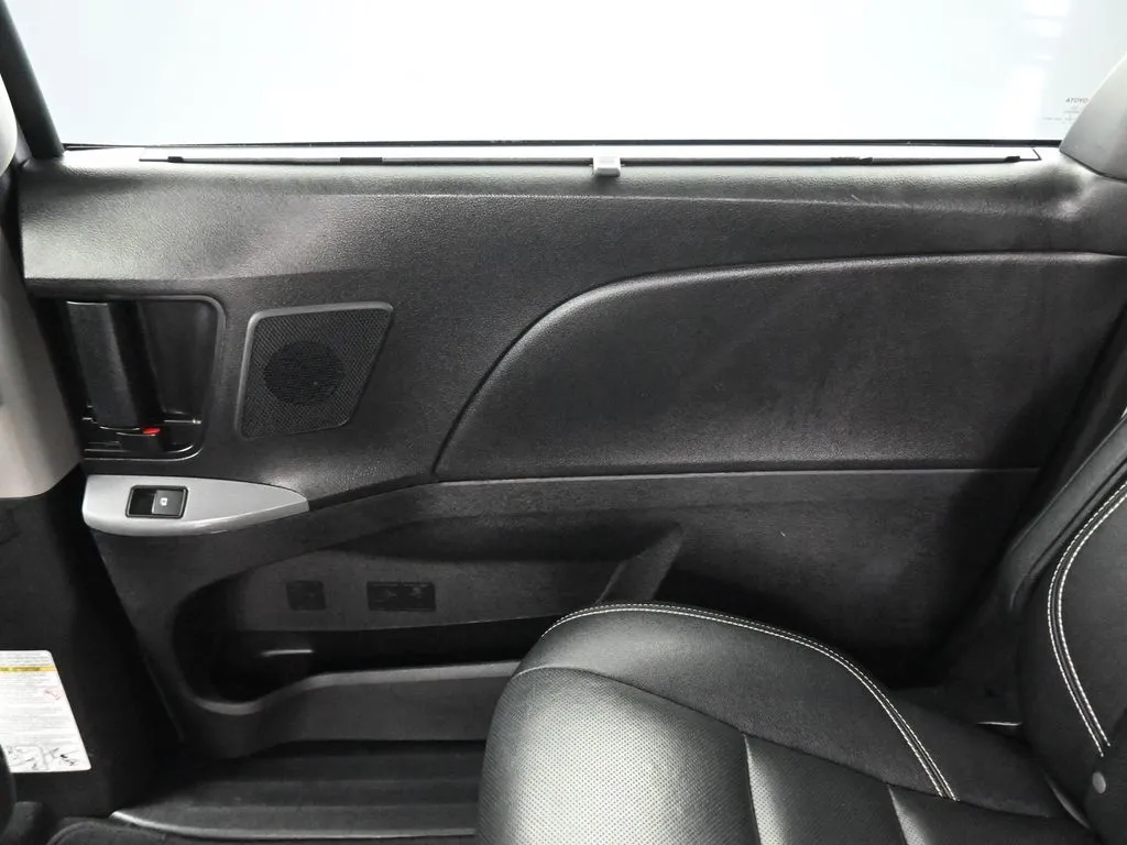 2020 Toyota Sienna SE Premium photo 11