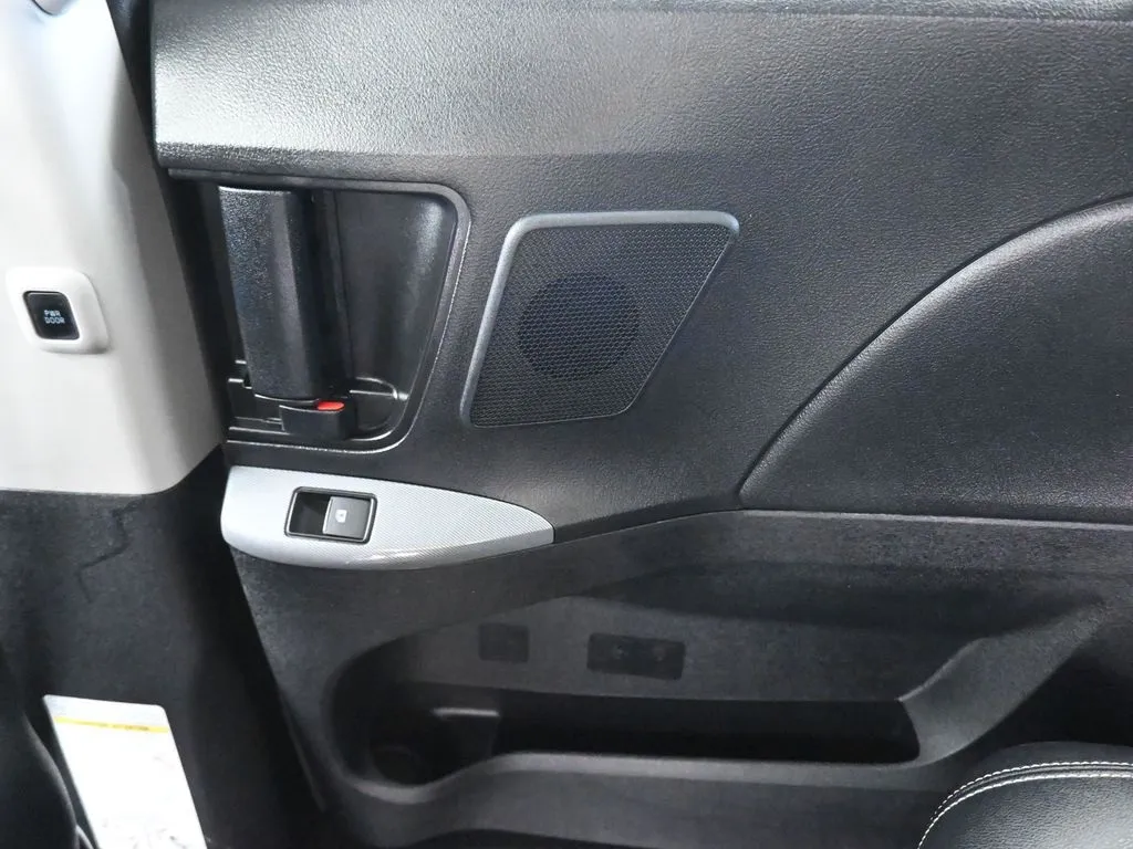 2020 Toyota Sienna SE Premium photo 34