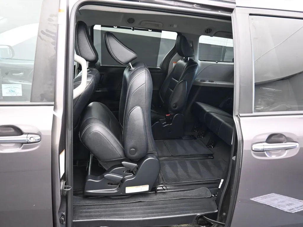 2020 Toyota Sienna SE Premium photo 12