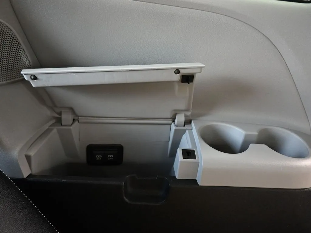 2020 Toyota Sienna SE Premium photo 13