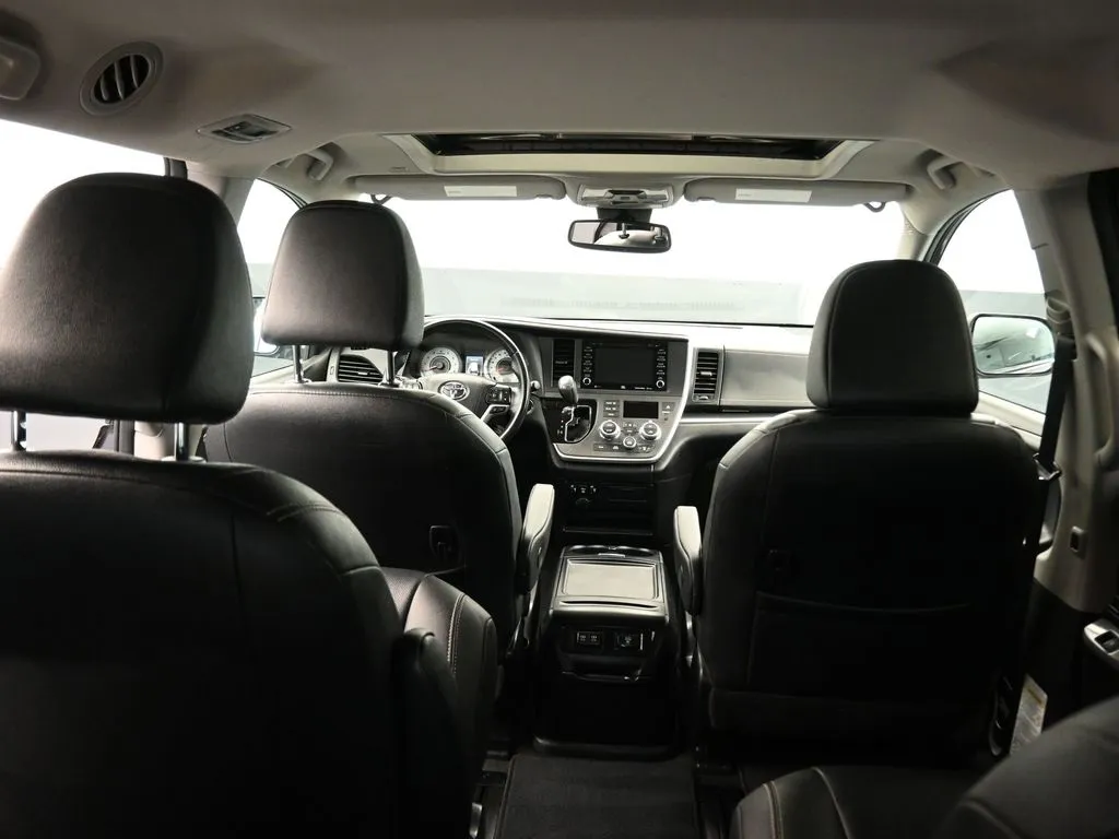 2020 Toyota Sienna SE Premium photo 35