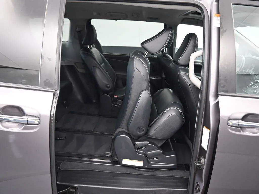 2020 Toyota Sienna SE Premium photo 36