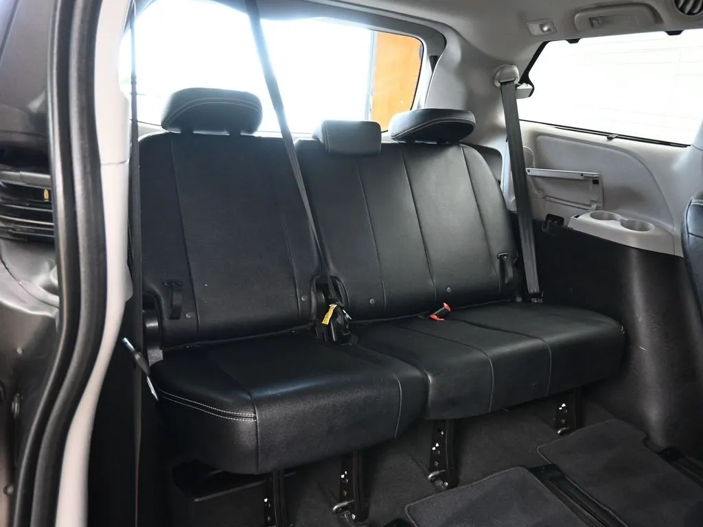 2020 Toyota Sienna SE Premium photo 14