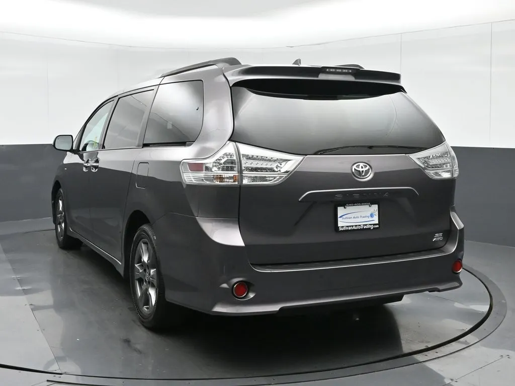 2020 Toyota Sienna SE Premium photo 24