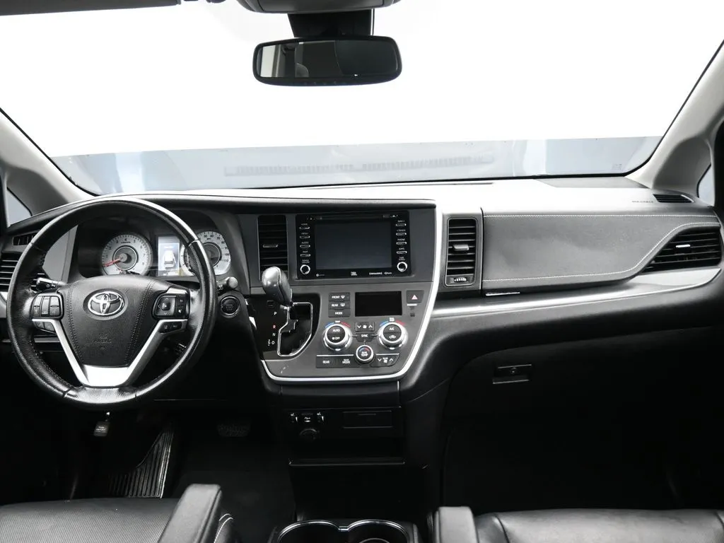 2020 Toyota Sienna SE Premium photo 38