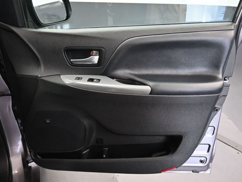 2020 Toyota Sienna SE Premium photo 15