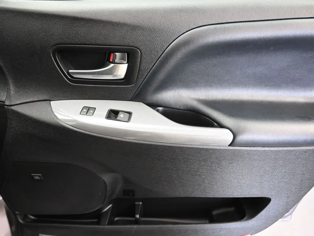 2020 Toyota Sienna SE Premium photo 39