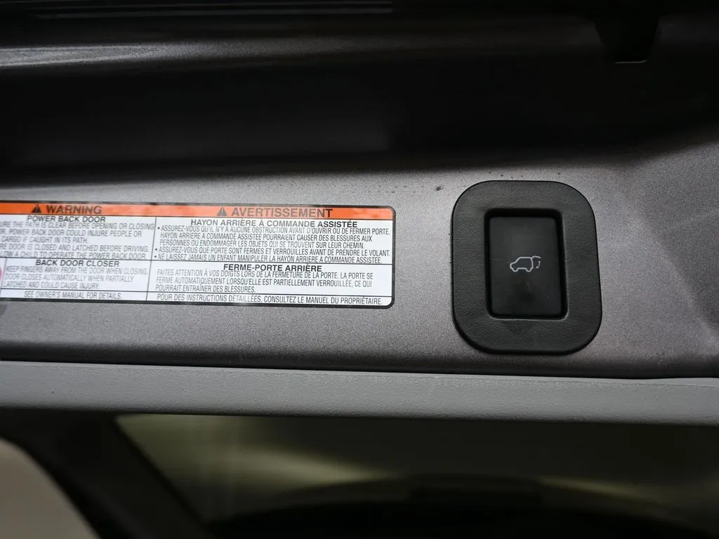 2020 Toyota Sienna SE Premium photo 18