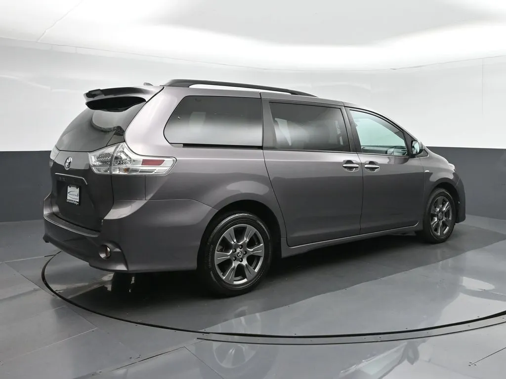 2020 Toyota Sienna SE Premium photo 3