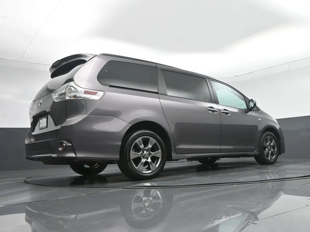 2020 Toyota Sienna SE Premium photo 21