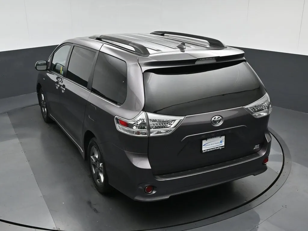 2020 Toyota Sienna SE Premium photo 22