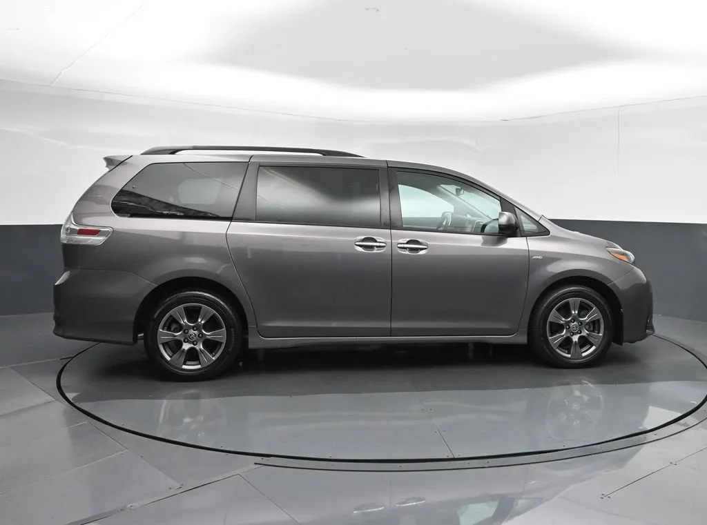 2020 Toyota Sienna SE Premium photo 25