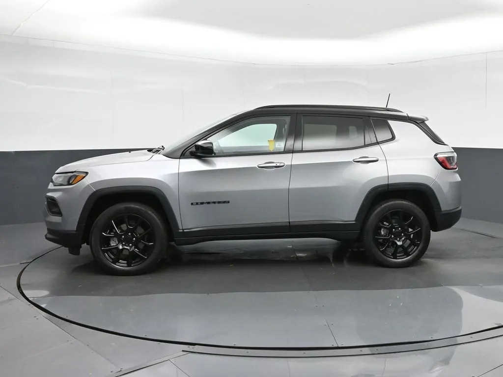 2022 Jeep Compass Altitude photo 2