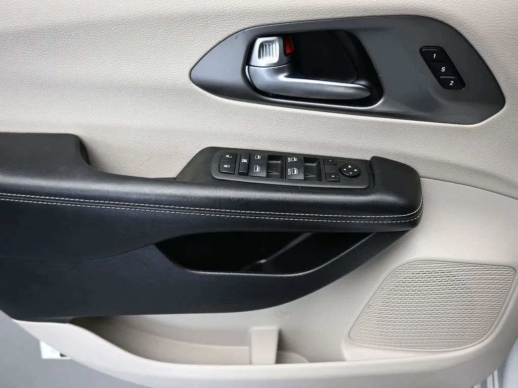 2022 Chrysler Pacifica Touring L photo 4