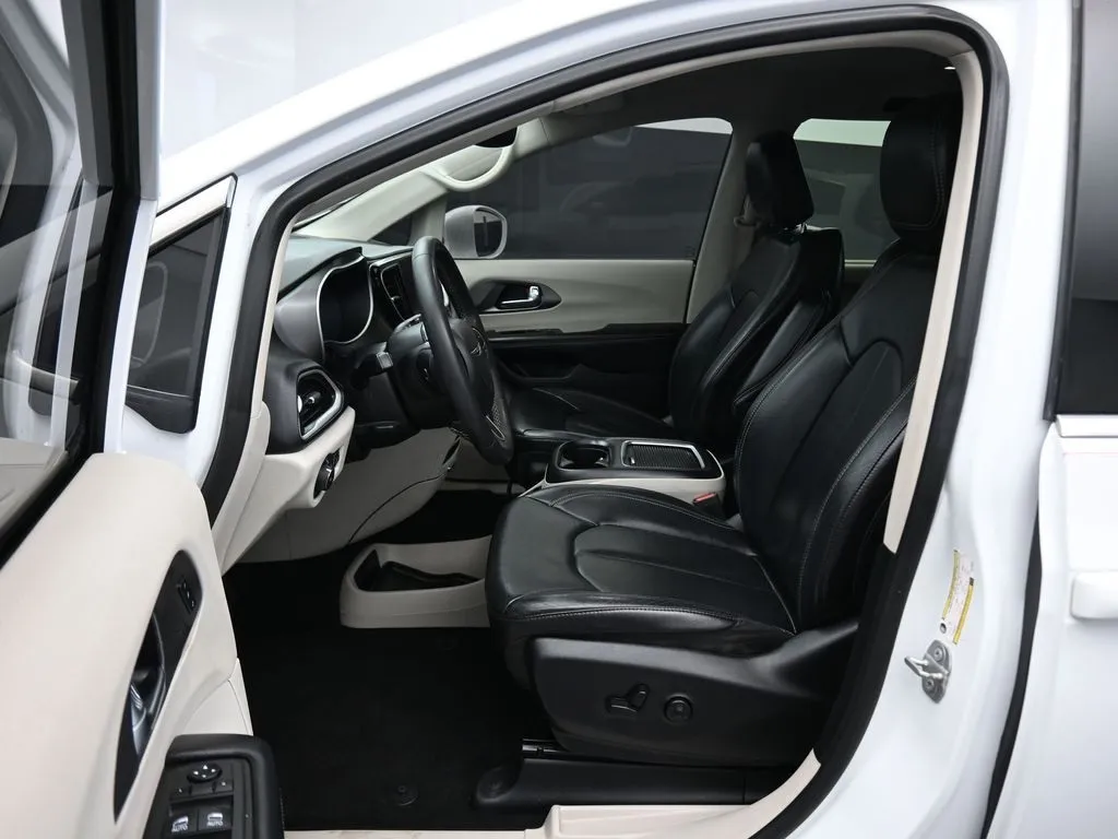 2022 Chrysler Pacifica Touring L photo 28