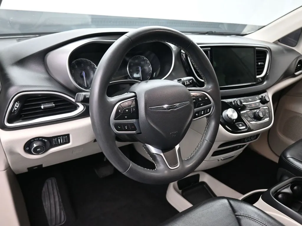 2022 Chrysler Pacifica Touring L photo 5