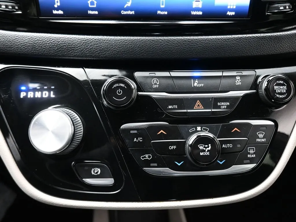 2022 Chrysler Pacifica Touring L photo 7