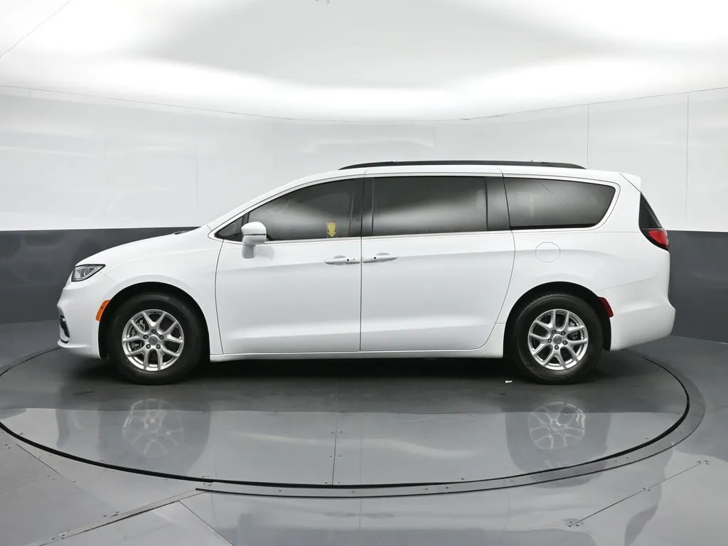 2022 Chrysler Pacifica Touring L photo 2