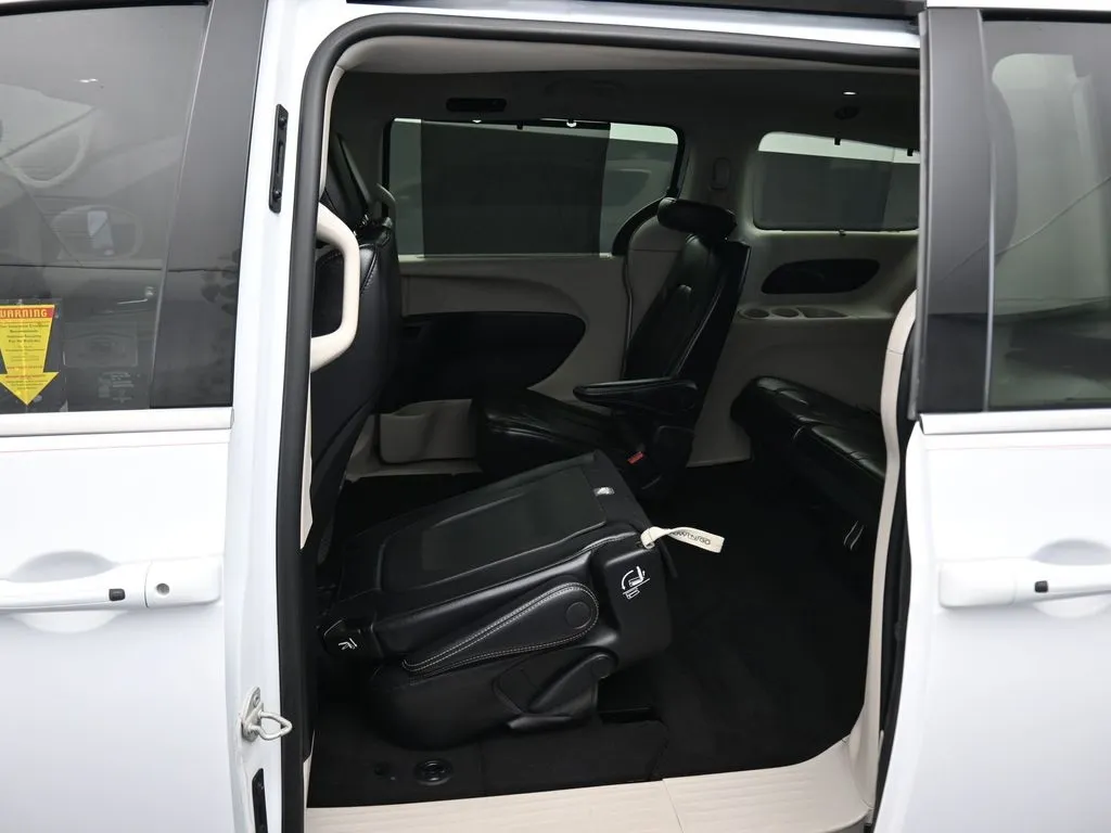 2022 Chrysler Pacifica Touring L photo 35