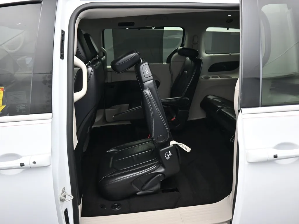 2022 Chrysler Pacifica Touring L photo 13