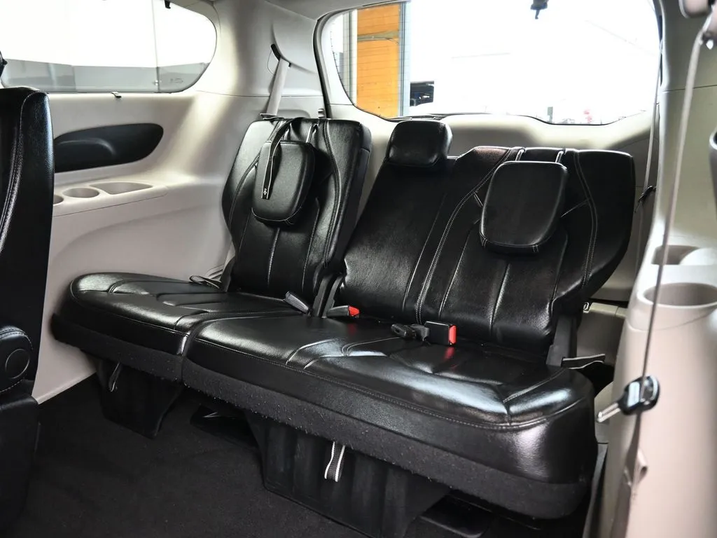 2022 Chrysler Pacifica Touring L photo 36