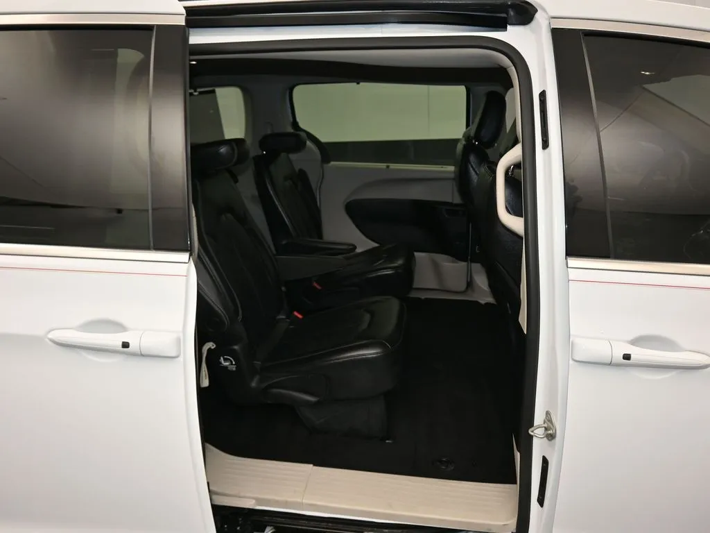 2022 Chrysler Pacifica Touring L photo 37