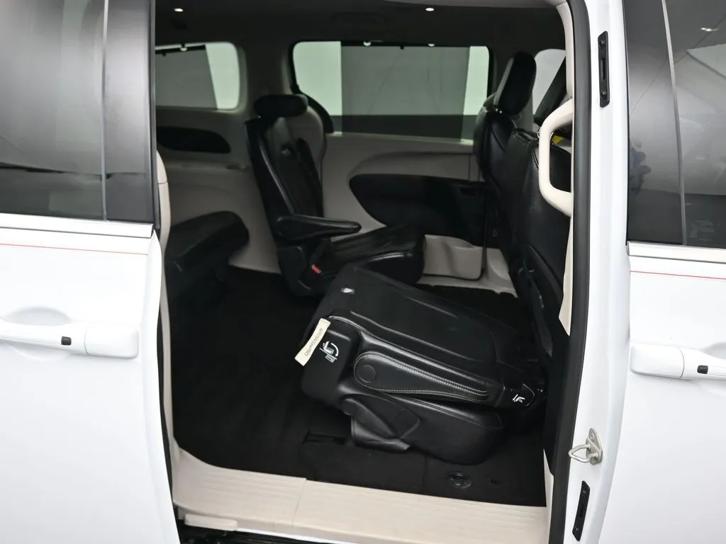 2022 Chrysler Pacifica Touring L photo 16