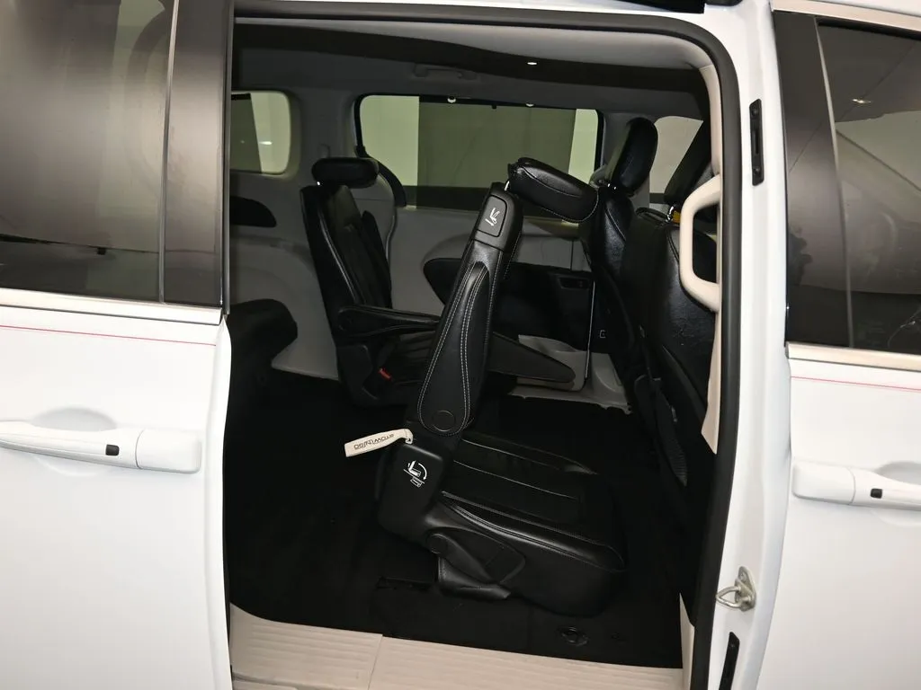 2022 Chrysler Pacifica Touring L photo 38