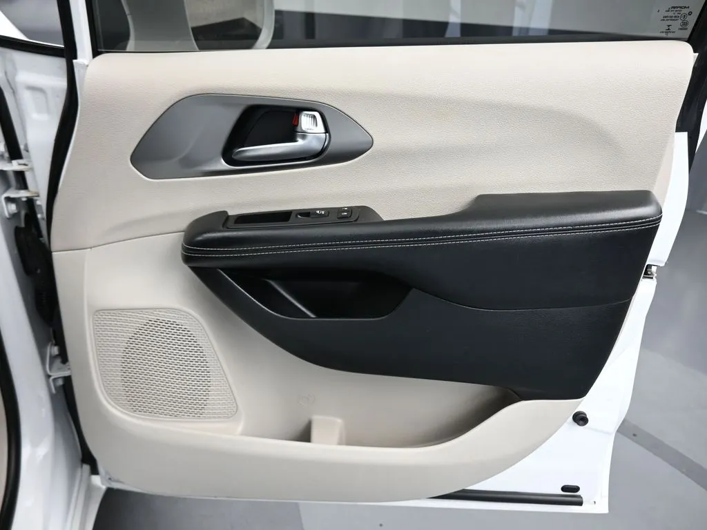 2022 Chrysler Pacifica Touring L photo 39