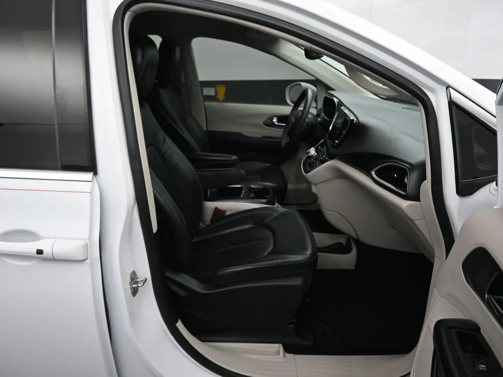 2022 Chrysler Pacifica Touring L photo 18