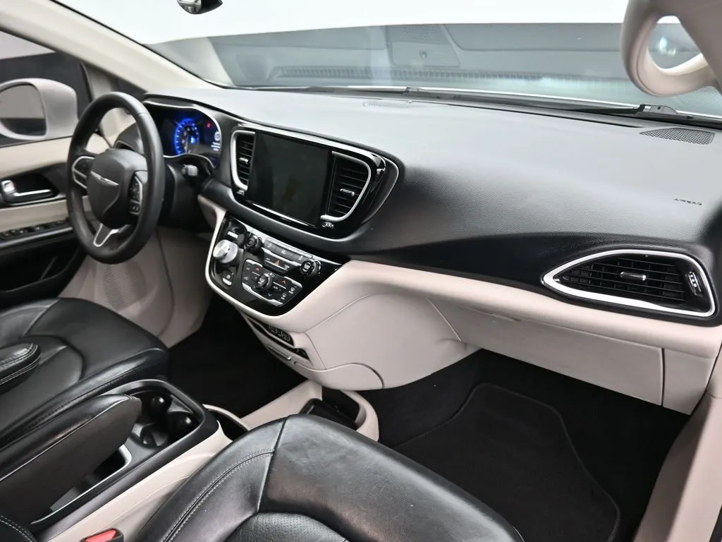 2022 Chrysler Pacifica Touring L photo 40